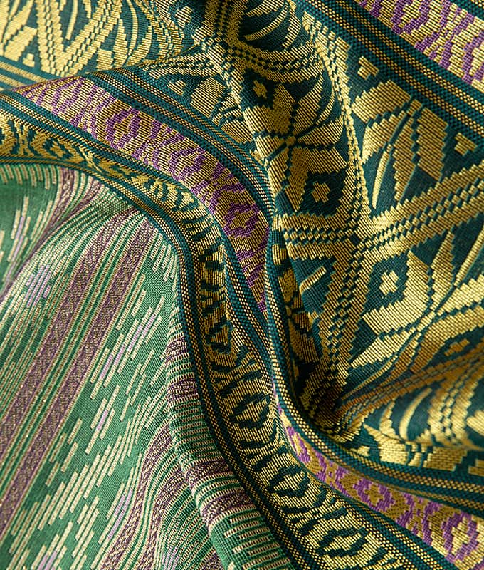 Sarong-Stoff aus Poly-Baumwolle mit vertikalen Streifen und goldfarbenem Faden